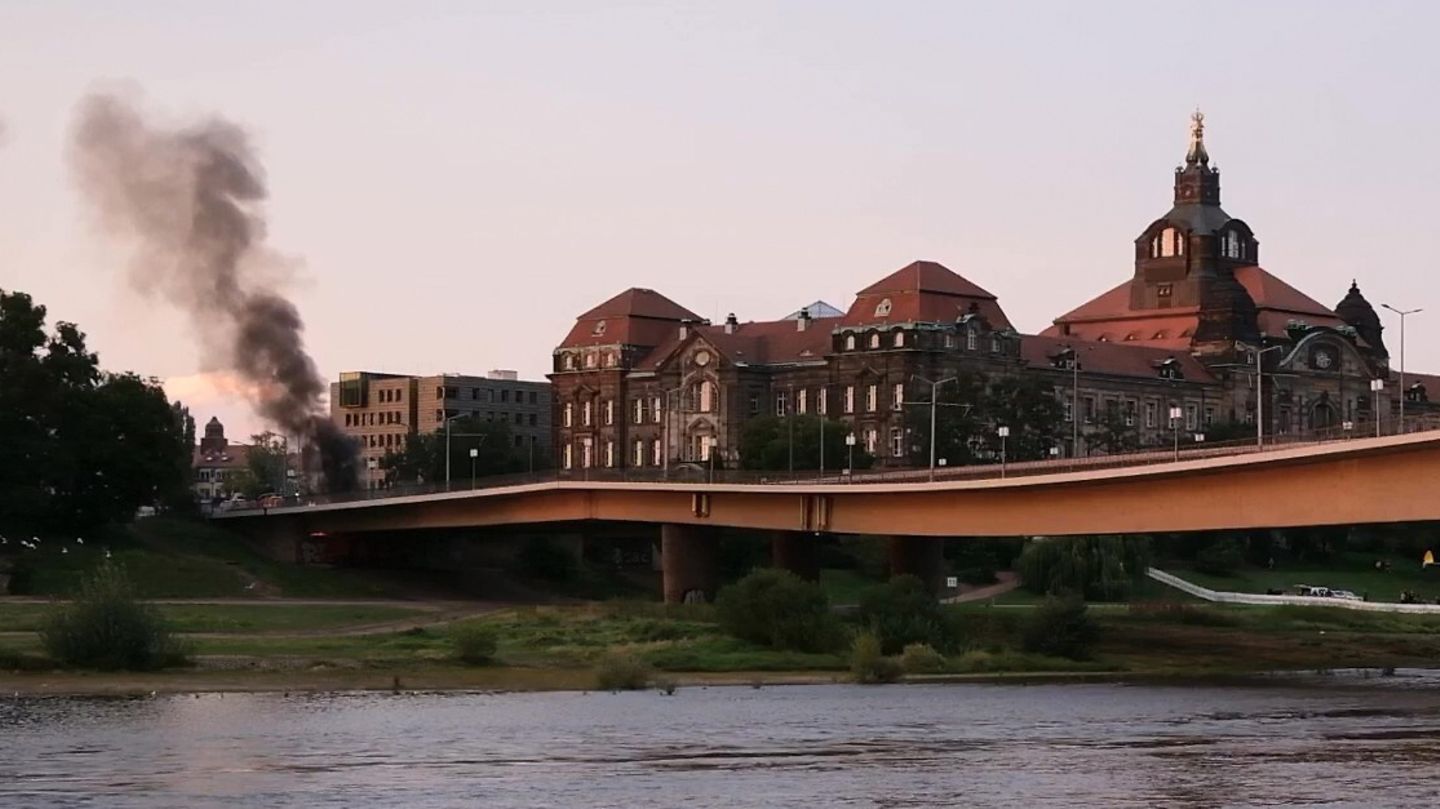 Mit kleinen Sprengungen trennen die Fachleute am Donnerstag Straßenbahnschienen und Fernwärme-Rohre auf der Neustädter Seite der Brücke. Gut zu sehen auch, wie sehr die Brücke durchhängt