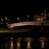 Ein Feuerschein unter der Brücke zeigt am Donnerstagabend um 21.42 Uhr, dass eine weitere Sprengung stattfindet