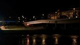 Ein Feuerschein unter der Brücke zeigt am Donnerstagabend um 21.42 Uhr, dass eine weitere Sprengung stattfindet
