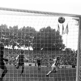 Es folgt das berühmteste Spiel Netzers: Im Pokalfinale 1973, ausgerechnet gegen den 1. FC Köln mit Overath, sitzt Netzer zunächst auf der Bank. Weisweiler ist sauer, dass sein bester Mann nach der Saison zu Real Madrid wechselt und lässt ihn draußen, obwohl es Netzers letztes Spiel nach zehn Jahren im Trikot der Gladbacher wäre. In der Halbzeit will Weisweiler ihn einwechseln, Netzer weigert sich aber: "Nein. Wir machen gerade das beste Spiel der ganzen Saison, das kann ich nicht verbessern", gibt er dem Trainer in der Kabine zu verstehen. Nach 90 Minuten steht es 2:2, es geht in die Verlängerung. Und was macht Netzer? Er wechselt sich kurzerhand selbst ein ("Ich spiel' dann jetzt") und erzielt das Siegtor. Die Partie gilt als das berühmteste Finale des DFB-Pokals