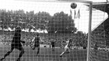 Es folgt das berühmteste Spiel Netzers: Im Pokalfinale 1973, ausgerechnet gegen den 1. FC Köln mit Overath, sitzt Netzer zunächst auf der Bank. Weisweiler ist sauer, dass sein bester Mann nach der Saison zu Real Madrid wechselt und lässt ihn draußen, obwohl es Netzers letztes Spiel nach zehn Jahren im Trikot der Gladbacher wäre. In der Halbzeit will Weisweiler ihn einwechseln, Netzer weigert sich aber: "Nein. Wir machen gerade das beste Spiel der ganzen Saison, das kann ich nicht verbessern", gibt er dem Trainer in der Kabine zu verstehen. Nach 90 Minuten steht es 2:2, es geht in die Verlängerung. Und was macht Netzer? Er wechselt sich kurzerhand selbst ein ("Ich spiel' dann jetzt") und erzielt das Siegtor. Die Partie gilt als das berühmteste Finale des DFB-Pokals
