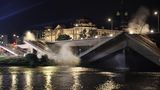 Die einzelnen Elemente der Spannbetonbrücke seien in der Nacht zum Freitag voneinander getrennt und gesteuert zum Einsturz gebracht worden, sagt Feuerwehrsprecher Michael Klahre am Morgen danach