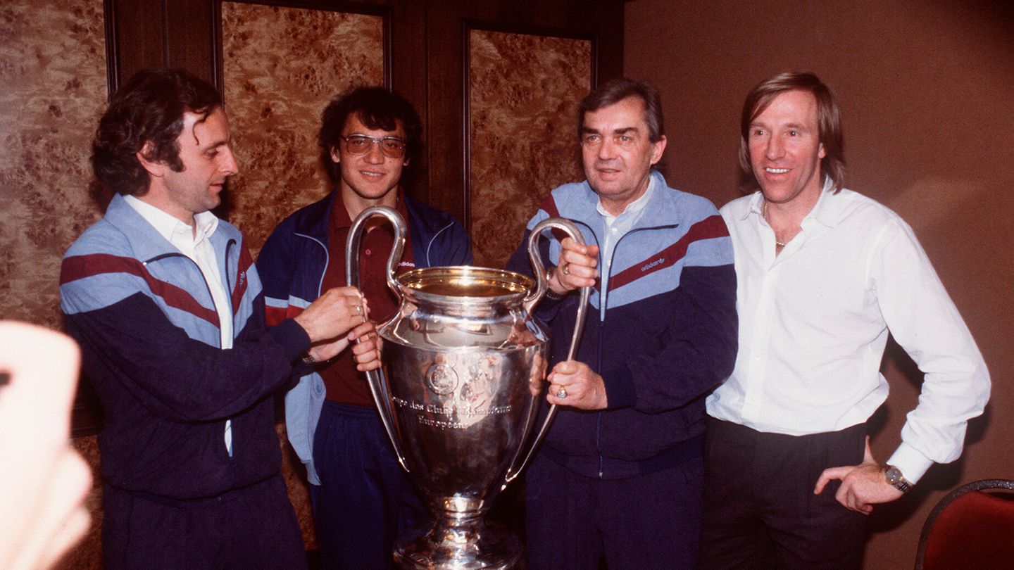 Nach dem Ende seiner aktiven Laufbahn wird Netzer Manager des Hamburger SV. In dieser Zeit werden die Norddeutschen dreimal Meister und gewinnen 1983 den Pokal der Landesmeister gegen Juventus Turin. Vater des Erfolges ist Trainer Ernst Happel (2.v.r.), den Netzer 1981 an die Elbe geholt hat. Daneben stehen Spielmacher Felix Magath, dem das Siegtor gegen die Italiener gelingt, und Co-Trainer Aleksandar Ristic