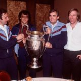 Nach dem Ende seiner aktiven Laufbahn wird Netzer Manager des Hamburger SV. In dieser Zeit werden die Norddeutschen dreimal Meister und gewinnen 1983 den Pokal der Landesmeister gegen Juventus Turin. Vater des Erfolges ist Trainer Ernst Happel (2.v.r.), den Netzer 1981 an die Elbe geholt hat. Daneben stehen Spielmacher Felix Magath, dem das Siegtor gegen die Italiener gelingt, und Co-Trainer Aleksandar Ristic