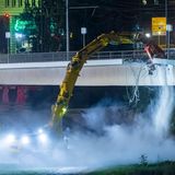 Den Brückenteilen rücken die Fachleute schließlich mit Baggern zu Leibe. Der hier sieht mit seinem langen Ausleger fast aus wie ein Dinosaurier
