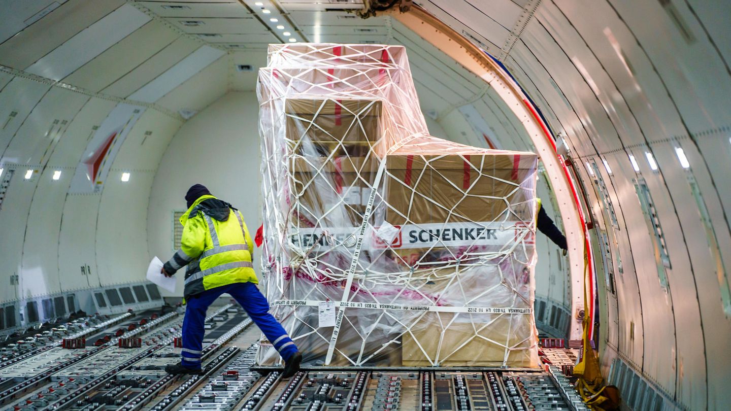 DB Schenker Fracht im Laderaum eines Flugzeuges