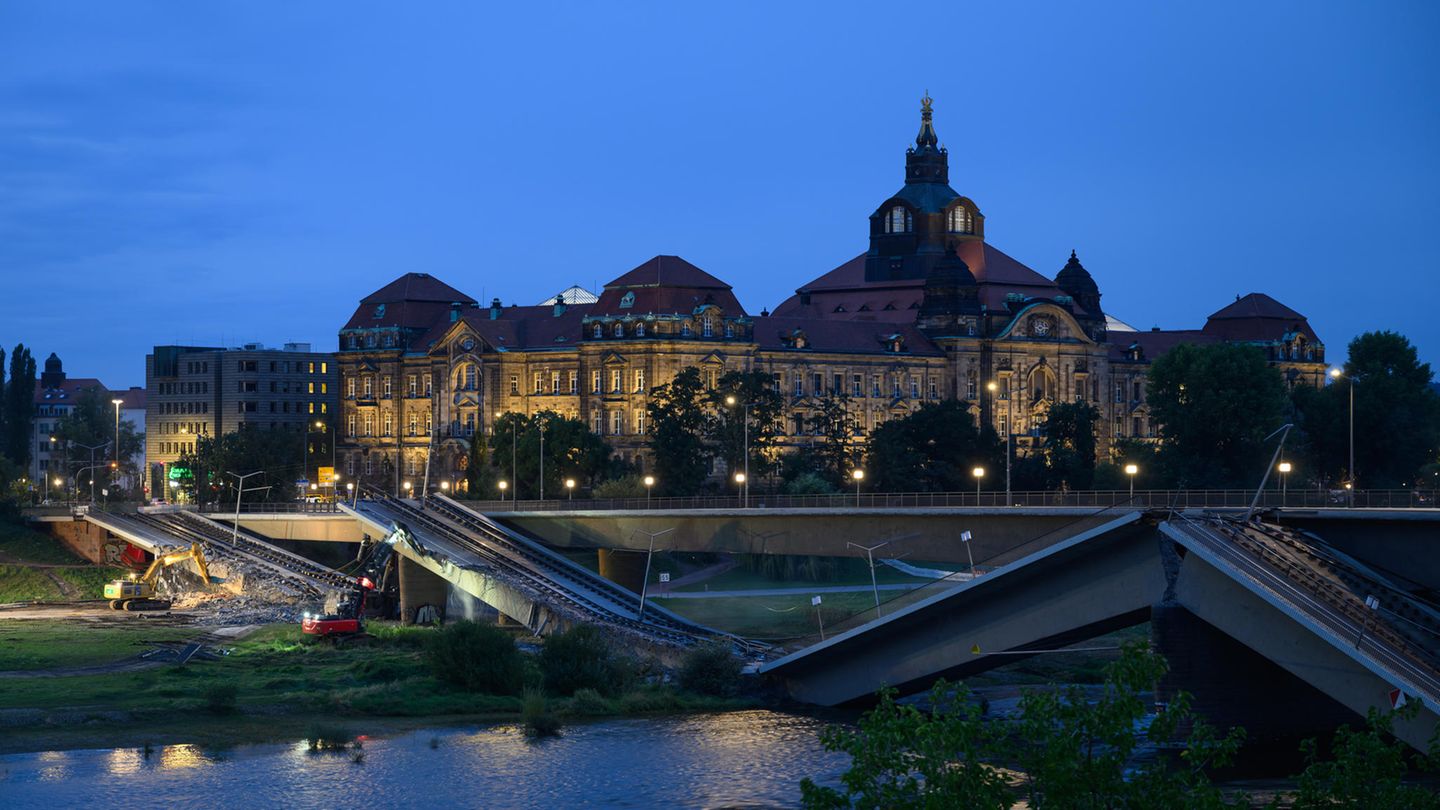 Die herabgestürzten Trümmer würden jetzt mit Spezialmaschinen zerkleinert und so schnell wie möglich abtransportiert. Wie lange der Abtransport der Überreste der Brücke dauern wird, konnte Klahre nicht sagen