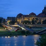 Die herabgestürzten Trümmer würden jetzt mit Spezialmaschinen zerkleinert und so schnell wie möglich abtransportiert. Wie lange der Abtransport der Überreste der Brücke dauern wird, konnte Klahre nicht sagen