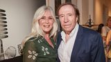 Fit scheint er noch zu sein: Im Sommer 2023 besucht Günter Netzer mit seiner langjährigen Ehefrau Elvira Lang Netzer eine Ausstellung in Hamburg. Seinen 80. Geburtstag will die Fußballlegende im kleinen Kreis mit guten Freunden feiern, eine große Gala wird es nicht geben