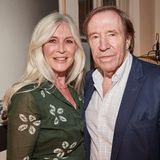Fit scheint er noch zu sein: Im Sommer 2023 besucht Günter Netzer mit seiner langjährigen Ehefrau Elvira Lang Netzer eine Ausstellung in Hamburg. Seinen 80. Geburtstag will die Fußballlegende im kleinen Kreis mit guten Freunden feiern, eine große Gala wird es nicht geben
