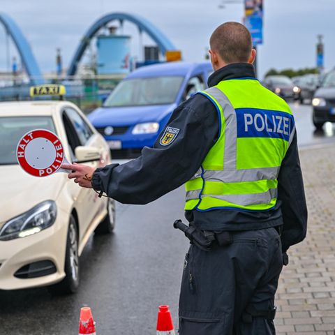 Ein deutscher Polizist bei der Grenzkontrolle auf der Brücke zwischen Frankfurt (Oder) und Slubice in Polen