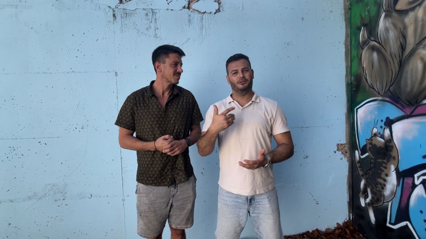 Freundschaft in Israel: Uriya Rosenman, (l.), und Sameh Zakout, sind "Dugri": Der jüdische Israeli und der Palästinenser sind vor allem für ihre Rap-Songs bekannt, in denen sie Klartext über den Nahostkonflikt sprechen. Hier beim Treffen in Tel Aviv, Israel Uriya Rosenman, (l.), und Sameh Zakout, sind "Dugri": Der jüdische Israeli und der Palästinenser sind vor allem für ihre Rap-Songs bekannt, in denen sie Klartext über den Nahostkonflikt sprechen. Hier beim Treffen in Tel Aviv, Israel