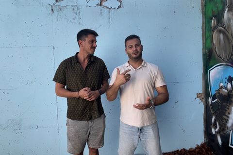 Uriya Rosenman, (l.), und Sameh Zakout, sind "Dugri": Der jüdische Israeli und der Palästinenser sind vor allem für ihre Rap-Songs bekannt, in denen sie Klartext über den Nahostkonflikt sprechen. Hier beim Treffen in Tel Aviv, Israel