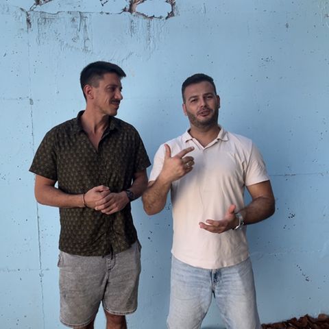 Uriya Rosenman, (l.), und Sameh Zakout, sind "Dugri": Der jüdische Israeli und der Palästinenser sind vor allem für ihre Rap-Songs bekannt, in denen sie Klartext über den Nahostkonflikt sprechen. Hier beim Treffen in Tel Aviv, Israel