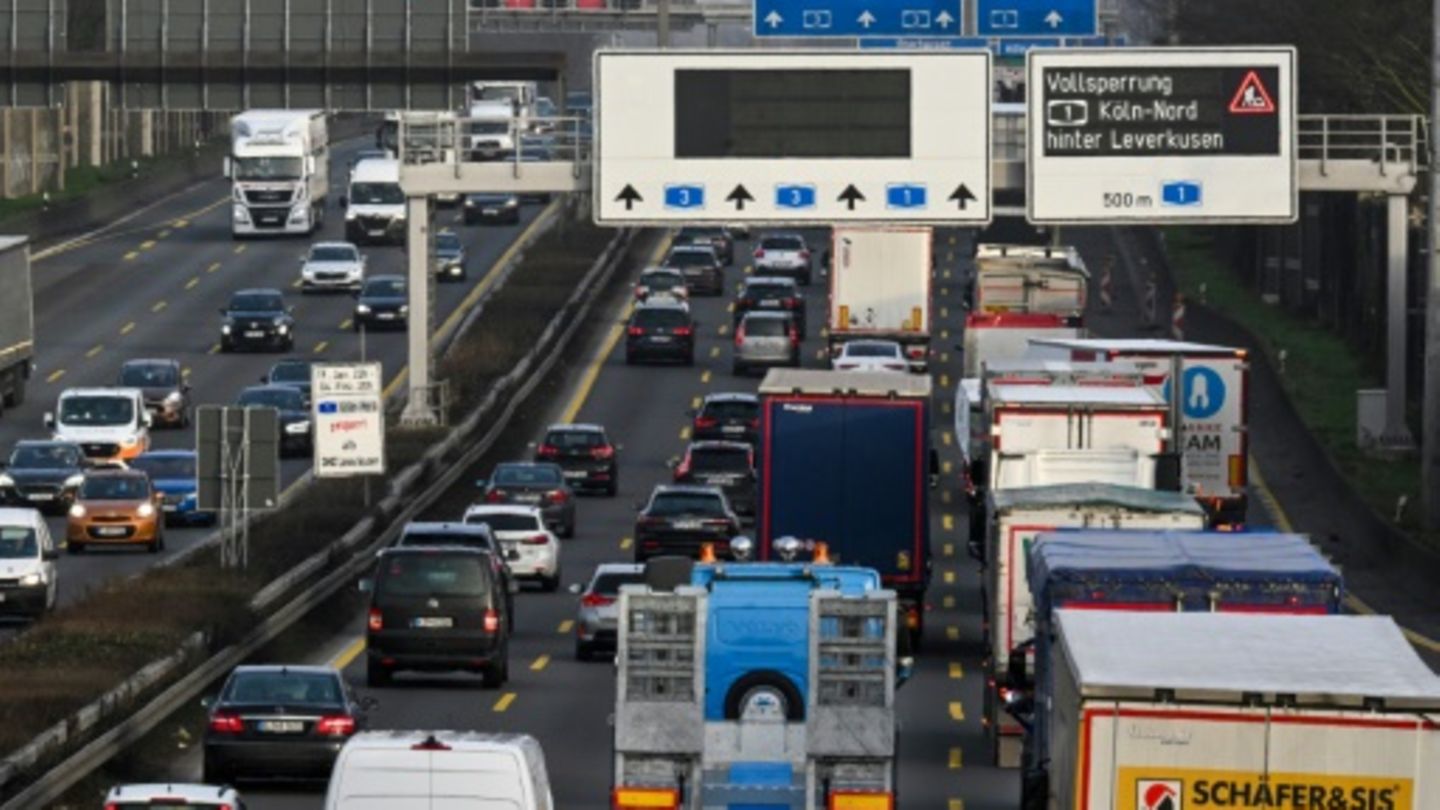 Stau auf Autobahn in Nordrhein-Westfalen