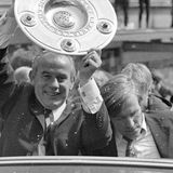 Zwei Genies, eine Schale: Gemeinsam mit Trainer Hennes Weisweiler, mit dem Netzer eine Art Hassliebe verbindet, wird er 1970 zum ersten Mal deutscher Meister. Netzer hat sich zu einem Spielmacher entwickelt, der perfekt zum Offensiv-Stil Weisweilers passt