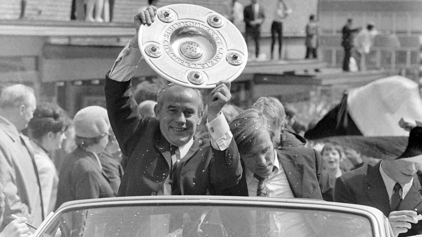 Zwei Genies, eine Schale: Gemeinsam mit Trainer Hennes Weisweiler, mit dem Netzer eine Art Hassliebe verbindet, wird er 1970 zum ersten Mal deutscher Meister. Netzer hat sich zu einem Spielmacher entwickelt, der perfekt zum Offensiv-Stil Weisweilers passt