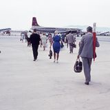 Als die Wirtschaft in Deutschland nach dem Zweiten Weltkrieg wieder in Schwung kam und der Wohlstand stieg, konnte man dies auch auf Mallorca sehen. Mit höheren Gehältern und gesetzlichen Urlaubstagen konnten es sich immer mehr Arbeitnehmer erlauben, in den Urlaub zu fliegen. Lufthansa und Condor unterhielten schon in den 1960er-Jahren Flugverbindungen zwischen Deutschland und Palma. Der Weg war geebnet, die "Lieblingsinsel der Deutschen" zu werden. Die Gründe waren relativ simpel: Die Flugzeit hielt sich in Grenzen, die Preise auf Mallorca waren noch vergleichsweise niedrig und das Wetter stabil. Gereist wurde damals noch im feinen Zwirn, der Weg zum Flieger führte ganz einfach über das Rollfeld