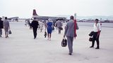 Als die Wirtschaft in Deutschland nach dem Zweiten Weltkrieg wieder in Schwung kam und der Wohlstand stieg, konnte man dies auch auf Mallorca sehen. Mit höheren Gehältern und gesetzlichen Urlaubstagen konnten es sich immer mehr Arbeitnehmer erlauben, in den Urlaub zu fliegen. Lufthansa und Condor unterhielten schon in den 1960er-Jahren Flugverbindungen zwischen Deutschland und Palma. Der Weg war geebnet, die "Lieblingsinsel der Deutschen" zu werden. Die Gründe waren relativ simpel: Die Flugzeit hielt sich in Grenzen, die Preise auf Mallorca waren noch vergleichsweise niedrig und das Wetter stabil. Gereist wurde damals noch im feinen Zwirn, der Weg zum Flieger führte ganz einfach über das Rollfeld