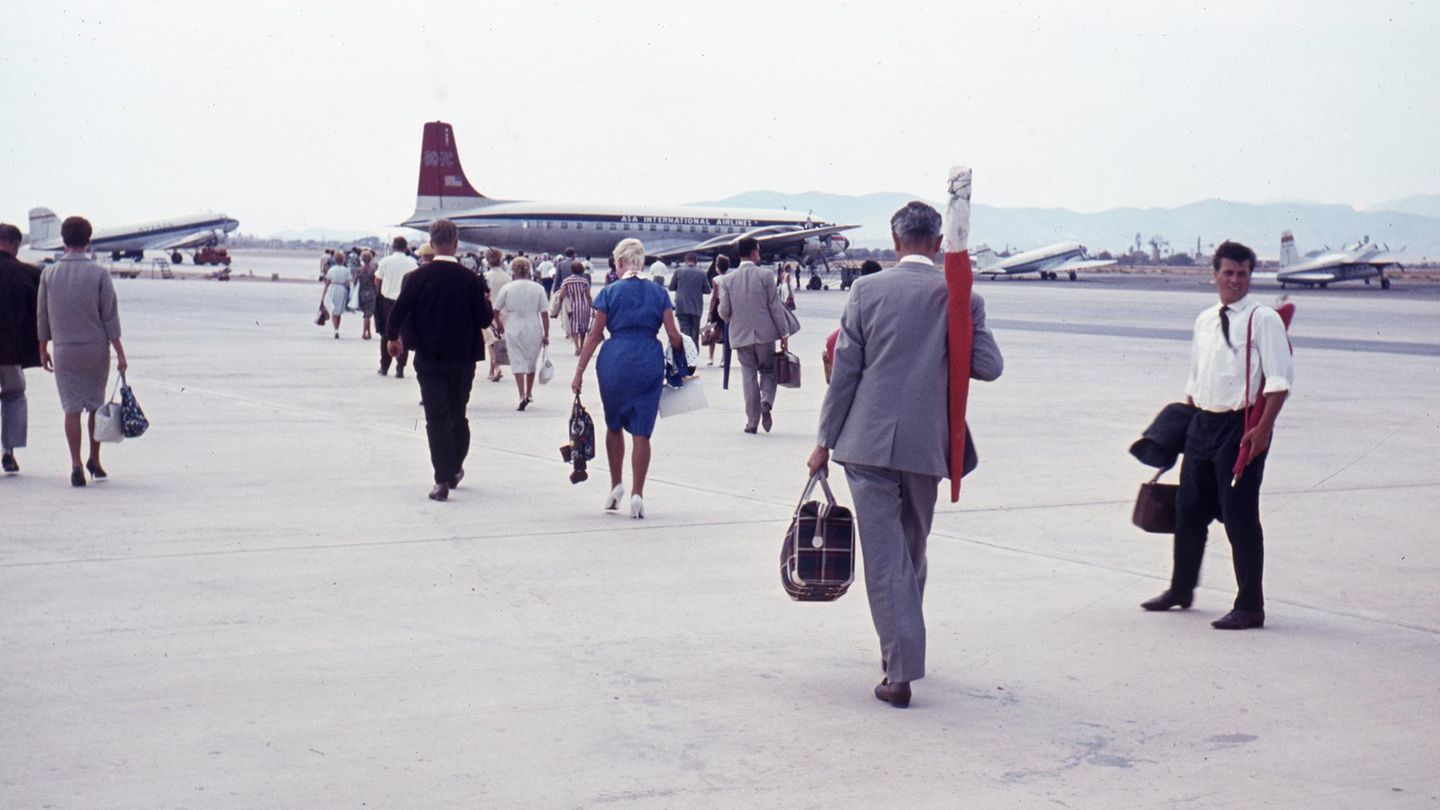 Als die Wirtschaft in Deutschland nach dem Zweiten Weltkrieg wieder in Schwung kam und der Wohlstand stieg, konnte man dies auch auf Mallorca sehen. Mit höheren Gehältern und gesetzlichen Urlaubstagen konnten es sich immer mehr Arbeitnehmer erlauben, in den Urlaub zu fliegen. Lufthansa und Condor unterhielten schon in den 1960er-Jahren Flugverbindungen zwischen Deutschland und Palma. Der Weg war geebnet, die "Lieblingsinsel der Deutschen" zu werden. Die Gründe waren relativ simpel: Die Flugzeit hielt sich in Grenzen, die Preise auf Mallorca waren noch vergleichsweise niedrig und das Wetter stabil. Gereist wurde damals noch im feinen Zwirn, der Weg zum Flieger führte ganz einfach über das Rollfeld