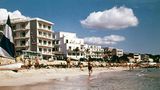 Ab Mitte der 1960er-Jahre stellte sich auch die mallorquinische Wirtschaft auf die immer weiter steigenden Touristenzahlen ein. Mehr und mehr Hotels entstanden. Reiseveranstalter wie Neckermann investierten teilweise selbst in die Unterkünfte und lösten einen wahren Bauboom auf der Insel aus. Die Hotels waren damals schlicht gehalten. Tolo Deyá, Dekan an der Tourismusfakultät der Balearen-Universität, erklärte gegenüber dem "Mallorca Magazin": "Die Gäste waren keine Urlaube gewohnt und erwarteten nicht viel. Buffet, ein Zimmer, der Strand in der Nähe, damit waren sie zufrieden."
