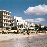 Ab Mitte der 1960er-Jahre stellte sich auch die mallorquinische Wirtschaft auf die immer weiter steigenden Touristenzahlen ein. Mehr und mehr Hotels entstanden. Reiseveranstalter wie Neckermann investierten teilweise selbst in die Unterkünfte und lösten einen wahren Bauboom auf der Insel aus. Die Hotels waren damals schlicht gehalten. Tolo Deyá, Dekan an der Tourismusfakultät der Balearen-Universität, erklärte gegenüber dem "Mallorca Magazin": "Die Gäste waren keine Urlaube gewohnt und erwarteten nicht viel. Buffet, ein Zimmer, der Strand in der Nähe, damit waren sie zufrieden."