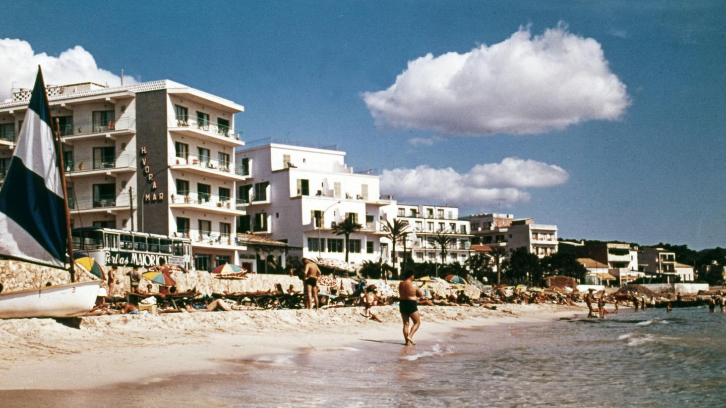 Die ersten Schritte in Richtung Massentourismus Ab Mitte der 1960er-Jahre stellte sich auch die mallorquinische Wirtschaft auf die immer weiter steigenden Touristenzahlen ein. Mehr und mehr Hotels entstanden. Reiseveranstalter wie Neckermann investierten teilweise selbst in die Unterkünfte und lösten einen wahren Bauboom auf der Insel aus. Die Hotels waren damals schlicht gehalten. Tolo Deyá, Dekan an der Tourismusfakultät der Balearen-Universität, erklärte gegenüber dem "Mallorca Magazin": "Die Gäste waren keine Urlaube gewohnt und erwarteten nicht viel. Buffet, ein Zimmer, der Strand in der Nähe, damit waren sie zufrieden."