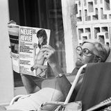 Nach der Ölkrise in den 1970er-Jahren erholte sich die Tourismusbranche schnell. Mallorca blieb ein beliebtes Reiseziel für die (West-)Deutschen. Vom Partytourismus war noch nichts zu spüren. Man entspannte auf der noch ruhigen Insel – wie diese Frau mit ihrer "Neuen Revue"