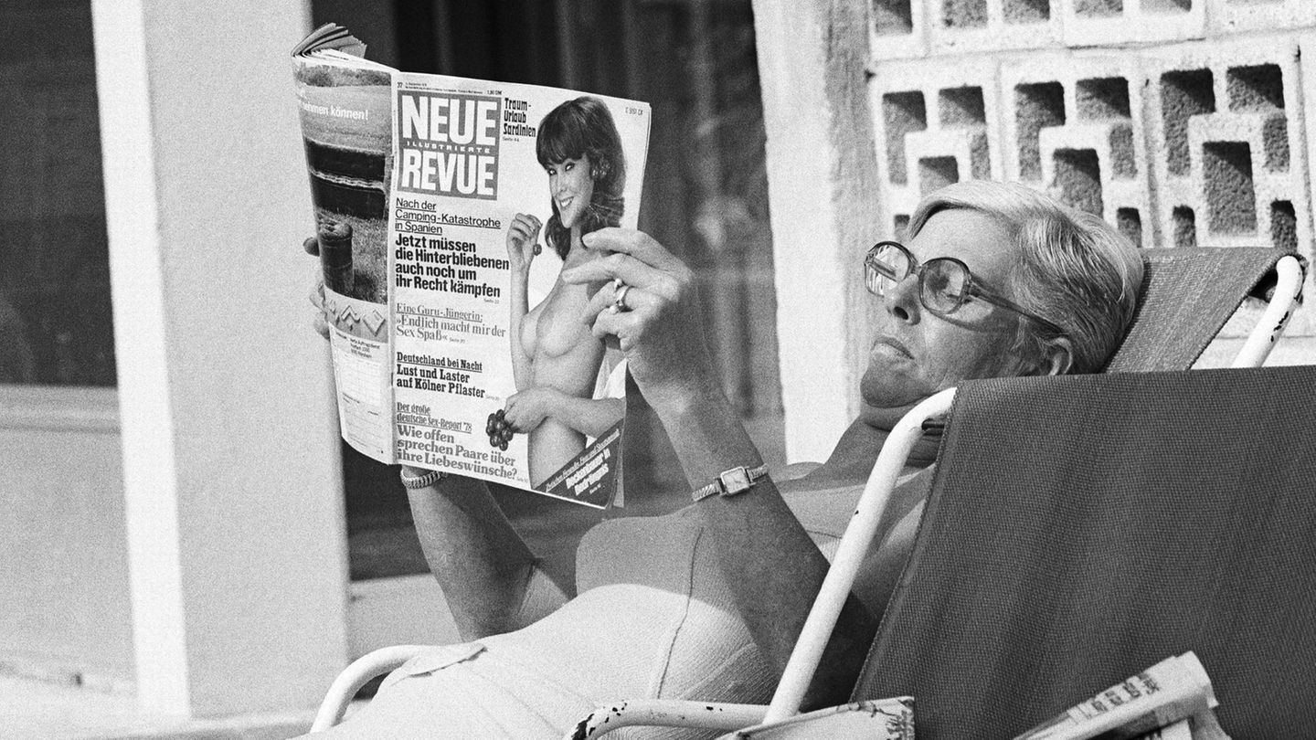 Nach der Ölkrise in den 1970er-Jahren erholte sich die Tourismusbranche schnell. Mallorca blieb ein beliebtes Reiseziel für die (West-)Deutschen. Vom Partytourismus war noch nichts zu spüren. Man entspannte auf der noch ruhigen Insel – wie diese Frau mit ihrer "Neuen Revue"