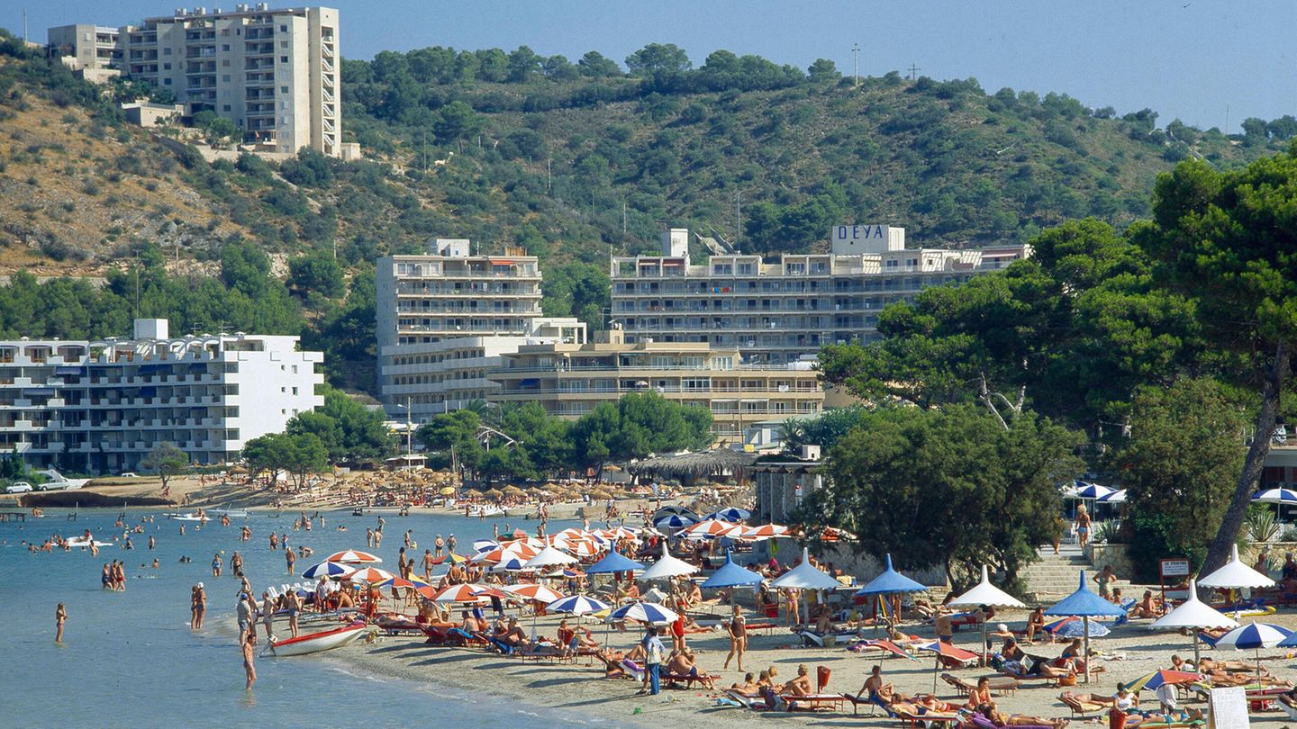 Angesichts der immer weiter steigenden Urlauberzahlen setzte Mallorca vor allem auf eines: bauen, bauen, bauen. Die charakteristischen Plattenbauten in Strandnähe schossen wie Pilze aus dem Boden. Noch heute sorgen sie in einigen Regionen der Insel für den typischen Ausblick: überfüllte Strände, Sonnenschirme und die Betonriesen im Hintergrund