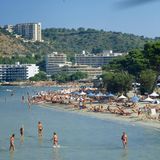 Angesichts der immer weiter steigenden Urlauberzahlen setzte Mallorca vor allem auf eines: bauen, bauen, bauen. Die charakteristischen Plattenbauten in Strandnähe schossen wie Pilze aus dem Boden. Noch heute sorgen sie in einigen Regionen der Insel für den typischen Ausblick: überfüllte Strände, Sonnenschirme und die Betonriesen im Hintergrund