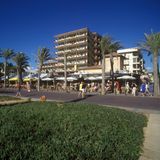 Während in den 1960er- und 1970er-Jahren der Urlaub auf Mallorca noch eher etwas für Menschen mit dickerem Geldbeutel war, konnte sich wenig später fast jeder die Reise auf die Balearen leisten. Das Publikum veränderte sich. Immer mehr Urlauber suchten neben Erholung, Sonne, Strand und Meer auch den Rausch – vor allem die Deutschen. 1988 eröffnete der legendäre "Bierkönig". Rund um den Biergarten erwuchs eine wahre Partymeile. Deutsche Touristen, deutsches Bier, deutsches Essen. Vom spanischen Flair war ab Anfang der 1990er rund um Schinkenstraße, Bierstraße und Co. nichts mehr zu spüren