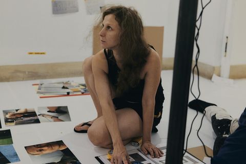 Pussy Riot: Mascha Aljochina sitzt auf dem Biden und sortiert Fotos für die Ausstellung