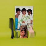 Postkarten und Kämme auf grünem Untergrund