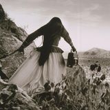 Eine Frau mit langen Haaren in Mexiko läuft über eine Wiese