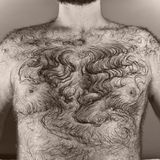 Ein Mann mit einer geschwungenen Brusthaarfrisur