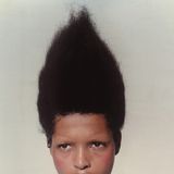 Eine Frau mit einer wilden Frisur