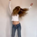 Eine Frau tanzt, dabei fliegen ihre hellen Locken