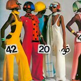 Frauen mit bunten Bob Frisuren und Overalls und Schildern mit Zahlen in der Hand