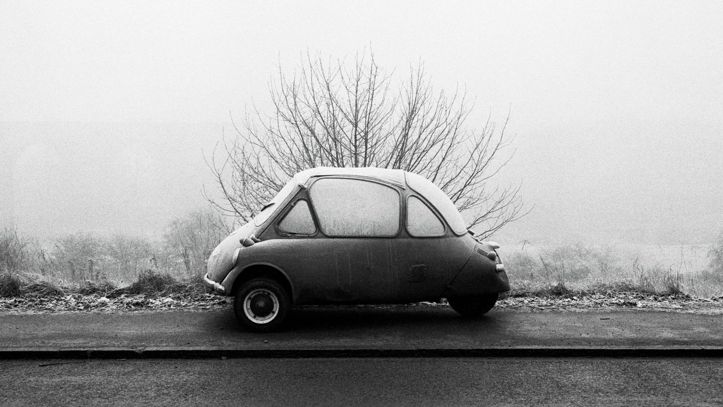 Foto von Martin Parr: Ein Auto parkt bei Frost an einer Straße