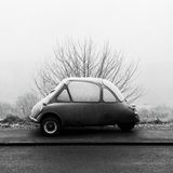 Foto von Martin Parr: Ein Auto parkt bei Frost an einer Straße