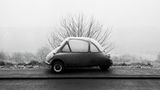 Foto von Martin Parr: Ein Auto parkt bei Frost an einer Straße