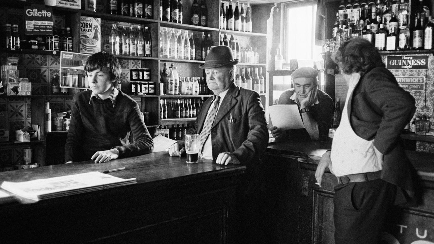 Männer stehen in einem Pub in Irland
