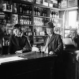 Männer stehen in einem Pub in Irland