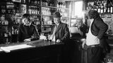 Männer stehen in einem Pub in Irland