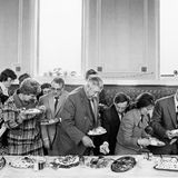 Foto von Martin Parr: Menschen bedienen sich am Buffet bei einem Eröffnungsbankett