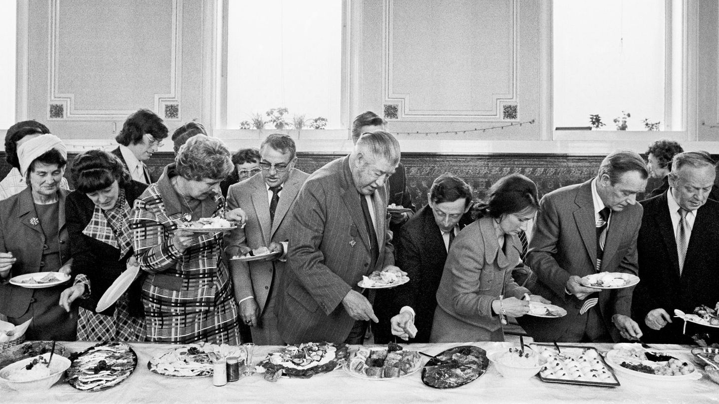 Foto von Martin Parr: Menschen bedienen sich am Buffet bei einem Eröffnungsbankett