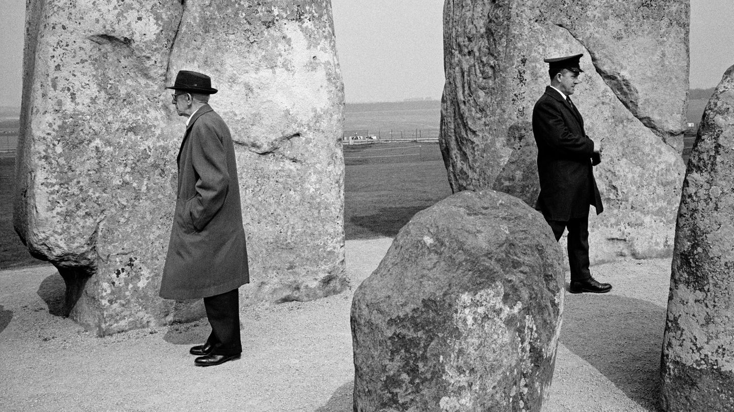 Zwei Männer mit Mantel und Hut bei den Steinfiguren von Stonehedge