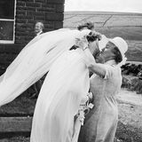 Eine Braut bekommt einen Kuss von einer älteren Dame