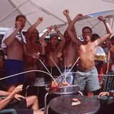 Günstige Preise, schönes Wetter und tausende Gleichgesinnte: Mitte der 1990er-Jahre machte der Ballermann seinem Namen alle Ehre. Vorbei war es mit den ruhigen Stunden – zumindest rund um den Balneario 6 an der Playa de Palma. Die Partytouristen übernahmen. Das Saufen aus Eimern wurde zum berühmt-berüchtigten Sinnbild der neuen Art von Tourismus auf Mallorca. Deutsche Schlagerstars wie Jürgen Drews oder Bernhard Brink lieferten den Soundtrack zum Gelage. Den endgültigen Hype erfuhr der Sauftourismus durch den Kinofilm "Ballermann 6" mit Tom Gerhardt und Hilmi Sözer 1997.   Etwa zur selben Zeit formierte sich aber auch erstmals Widerstand auf der Insel. Immer mehr Einheimische sahen kritisch, wie sich Mallorca entwickelte und dass hier etwas aus den Fugen geriet. Nicht nur der Sittenverfall der Touristen am Ballermann störte sie. Immer mehr Deutsche kauften Immobilien auf der Insel und sorgten dafür, dass die Mietpreise stetig stiegen. Ende der 1990er-Jahre zogen erste Demonstranten durch Palma und forderten die Inselregierung auf, Maßnahmen gegen die "puto alemánes" (Scheißdeutschen) zu ergreifen   